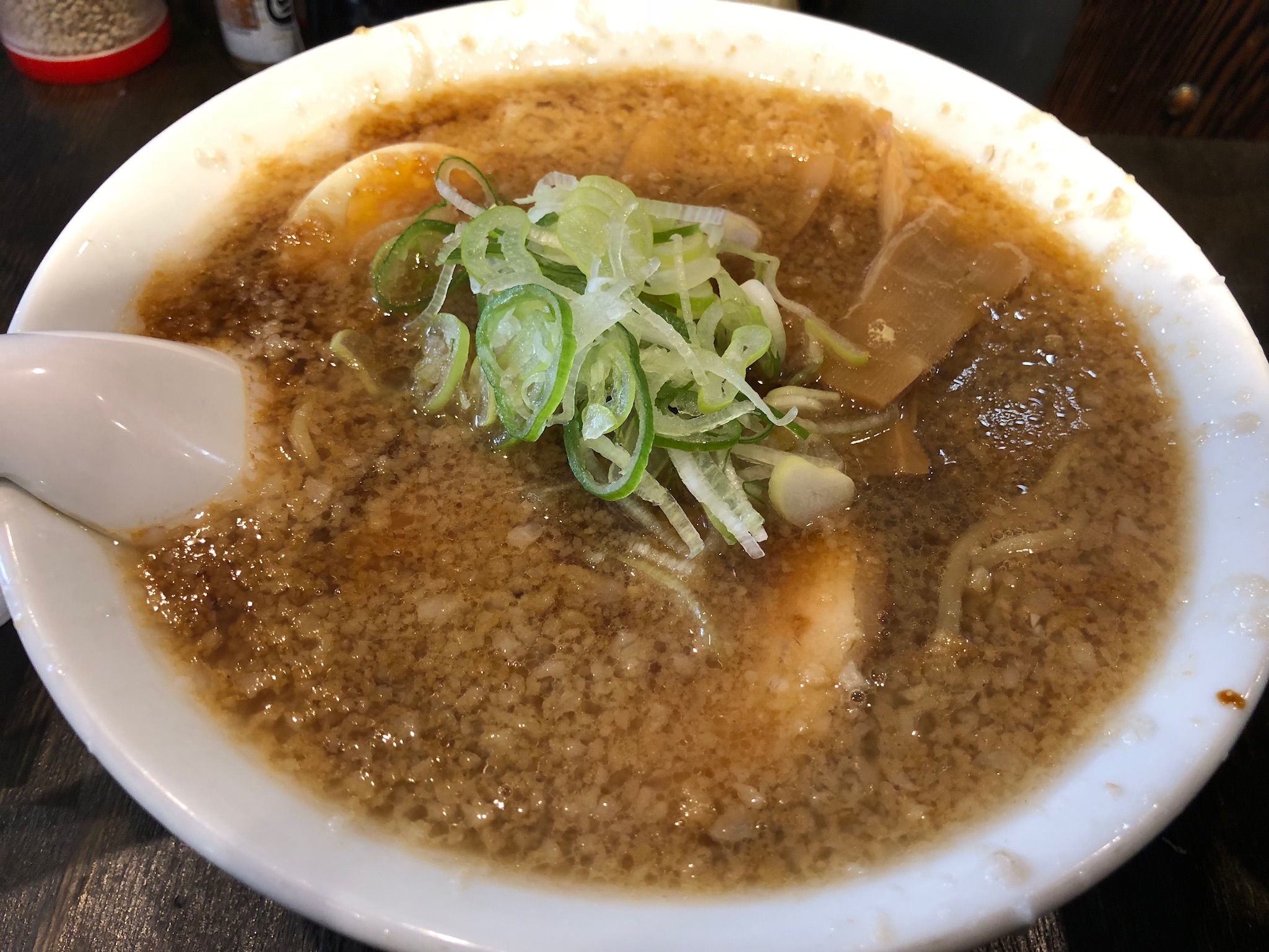 麺太めページ 都営地下鉄浅草線新橋駅 元楽 醤油ベースのスープたっぷり背脂