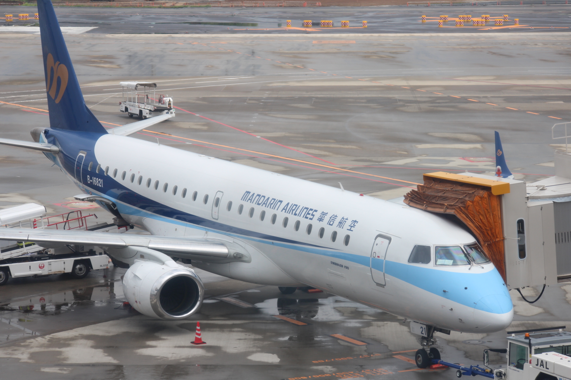 マンダリン航空 華信航空 Ae267便 成田空港発台中空港行 搭乗記 搭乗手続き 座席 機内食 たまねこトラベル