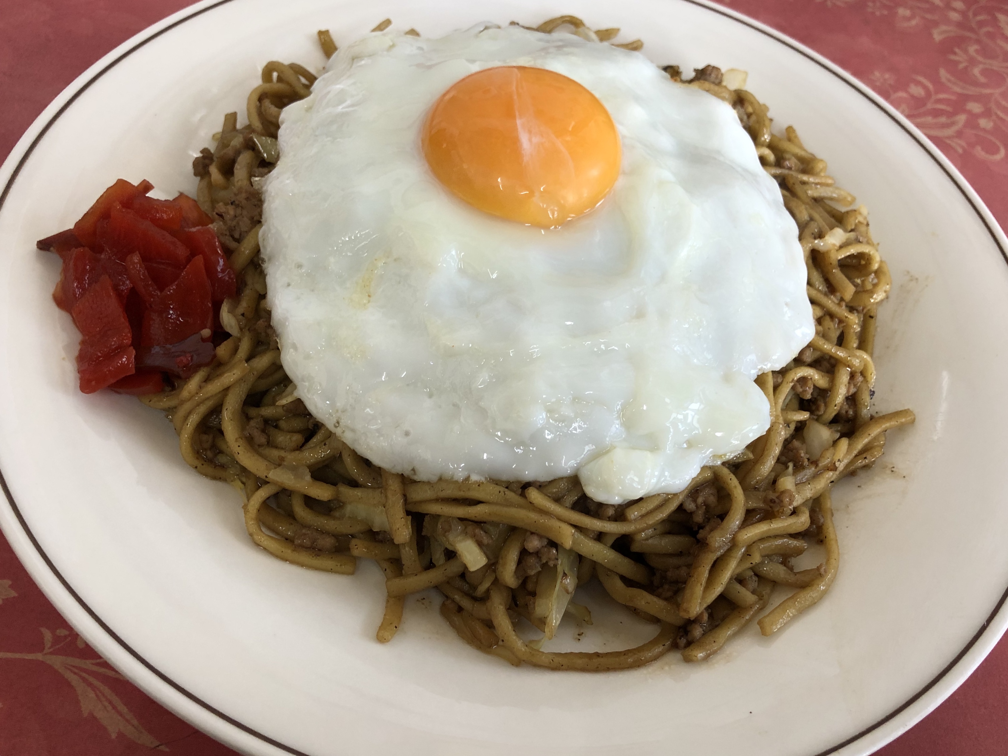 横手市 焼きそばふじわらソースをまとった麺にトロッとした黄身 キャベツの甘みを味わう | たまねこトラベル