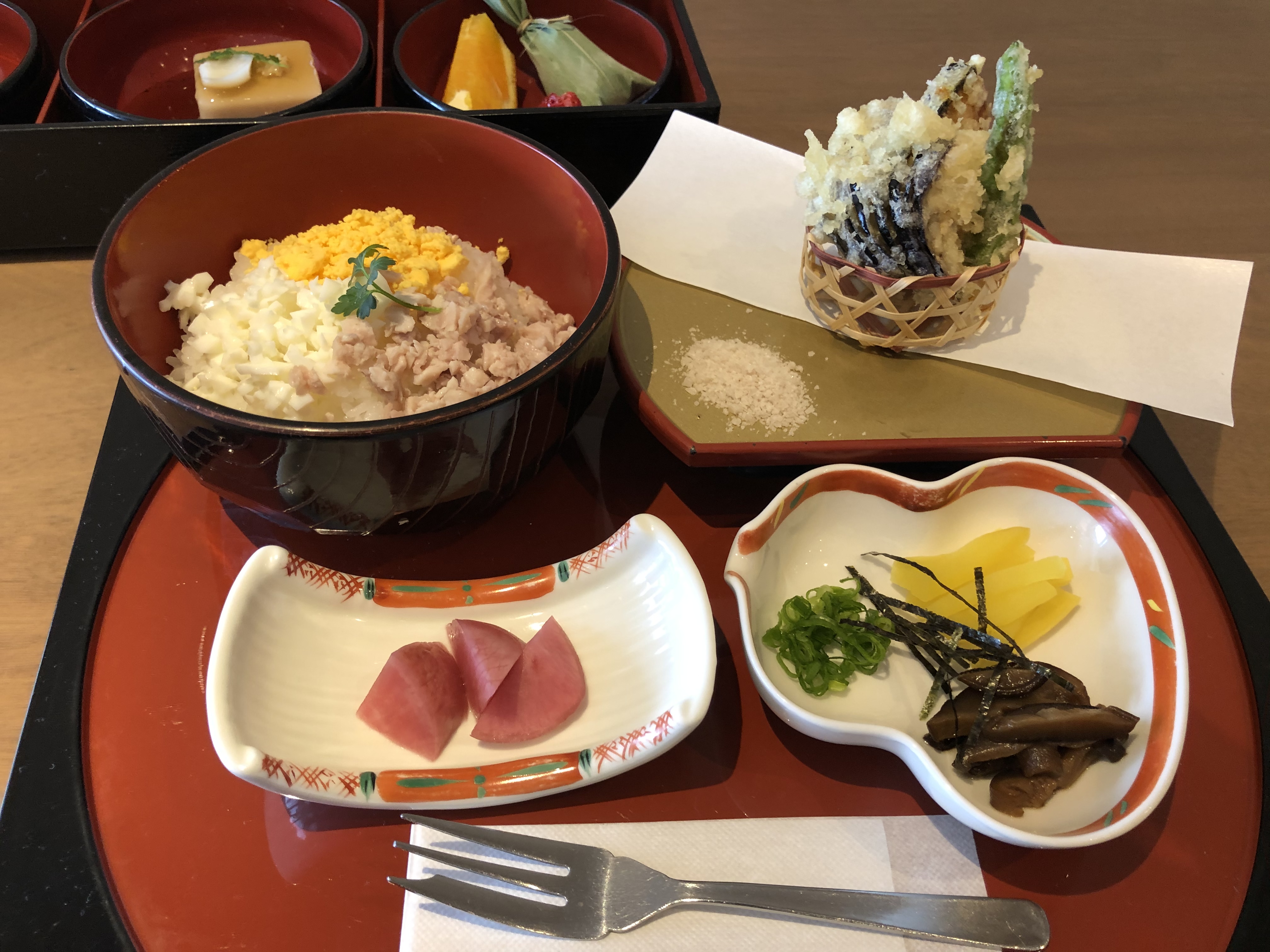 数量限定 旧庄内藩主 酒井家の鶏飯 西郷隆盛ゆかりの一膳を味わう 東京第一ホテル鶴岡 たまねこトラベル